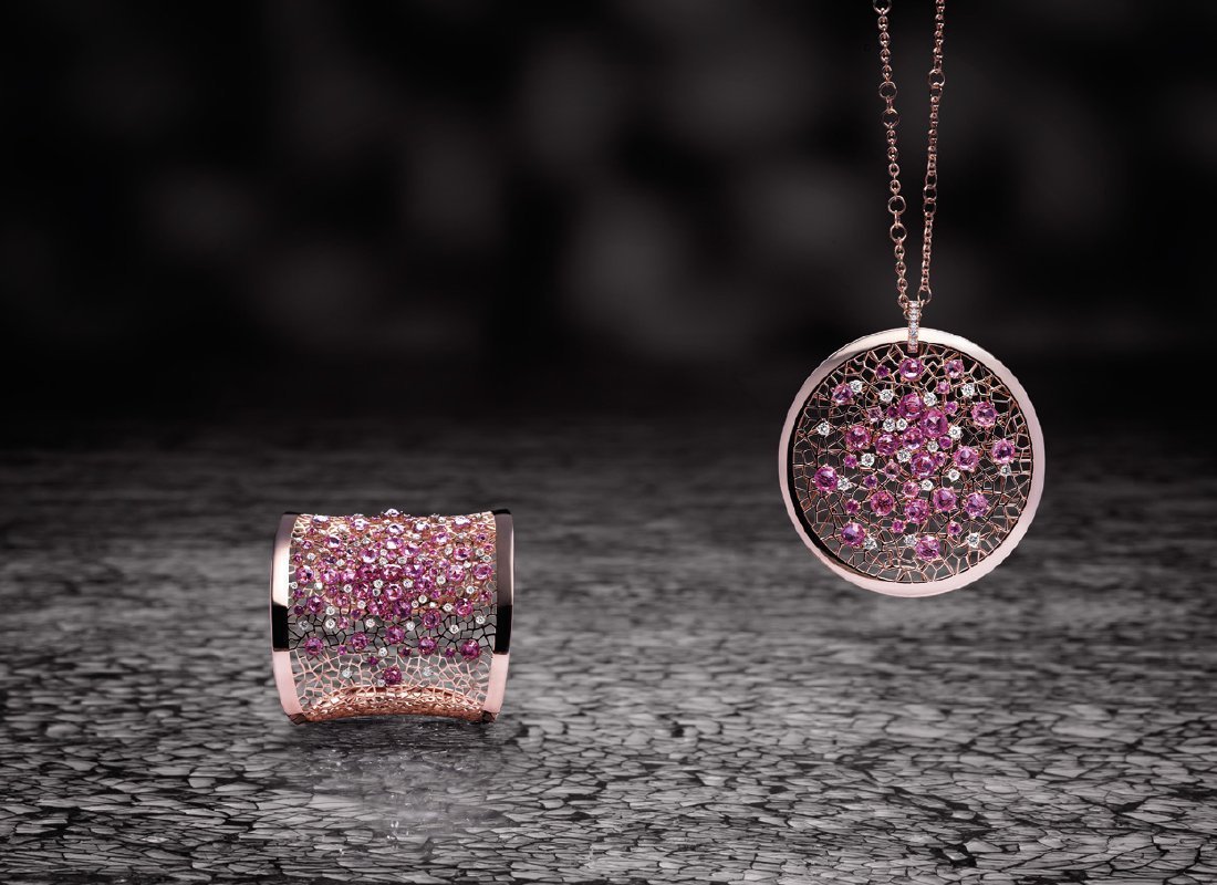 14-15-crivelli-gioielli-ciondolo-bracciale-oro-rosso-zaffiri-pink-brillanti Bracciale alla schiava e collana con brillanti e zaffiri pink | Crivelli Official