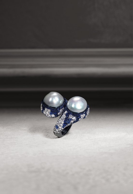 18-crivelli-gioielli-anello-oro-bianco-perle-zaffiri-diamanti Anello contraire con brillanti zaffiri e importanti perle | Crivelli Official