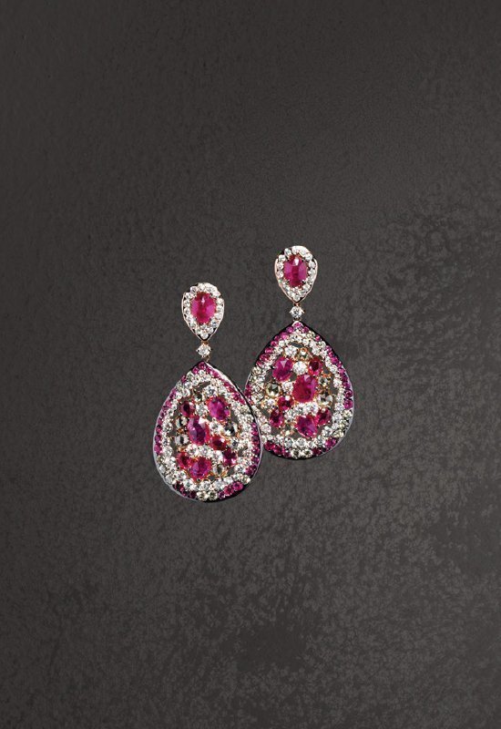 21-crivelli-gioielli-orecchini-oro-rosso-perle-rubini-zaffiri-brillanti-brown Orecchini a goccia con brillanti bianchi e brown, rubini e zaffiri rosa | Crivelli Official