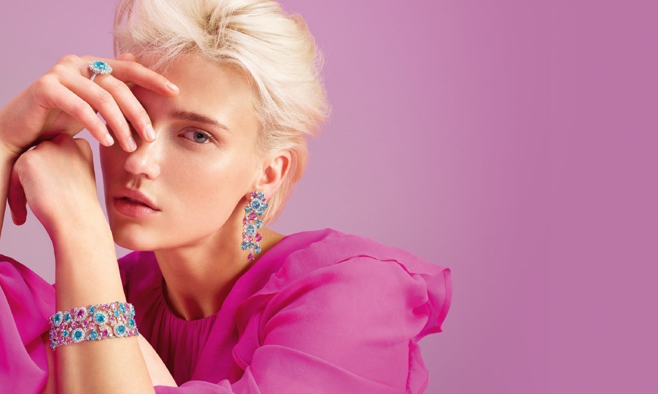 Anello oro bianco e diamanti con paraiba. Bracciale e orecchini oro bianco, brillanti, zaffiri pink e apatiti. | Crivelli Official Anello oro bianco e diamanti con paraiba. Bracciale e orecchini oro bianco, brillanti, zaffiri pink e apatiti. | Crivelli Official