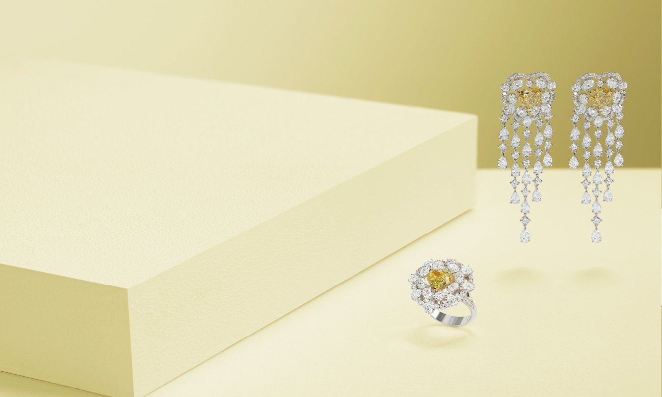 Anello oro bianco con brillanti e diamante fancy. Orecchini oro bianco con brillanti e due diamanti fancy. | Crivelli Official Anello oro bianco con brillanti e diamante fancy. Orecchini oro bianco con brillanti e due diamanti fancy. | Crivelli Official