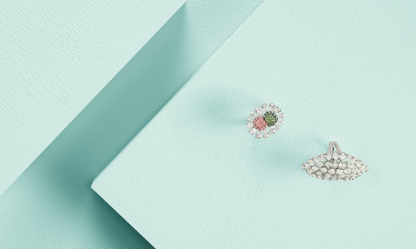 Anello oro bianco e diamanti bianchi, rosa e verde. Anello oro bianco e diamanti. | Crivelli Official Anello oro bianco e diamanti bianchi, rosa e verde. Anello oro bianco e diamanti. | Crivelli Official